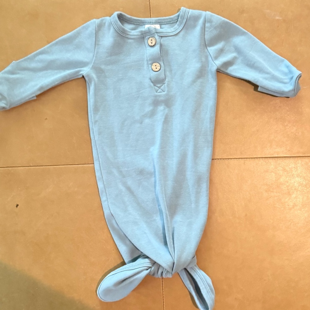 💙$5 FLASH SALE💙 Little One Shop Gown 3M